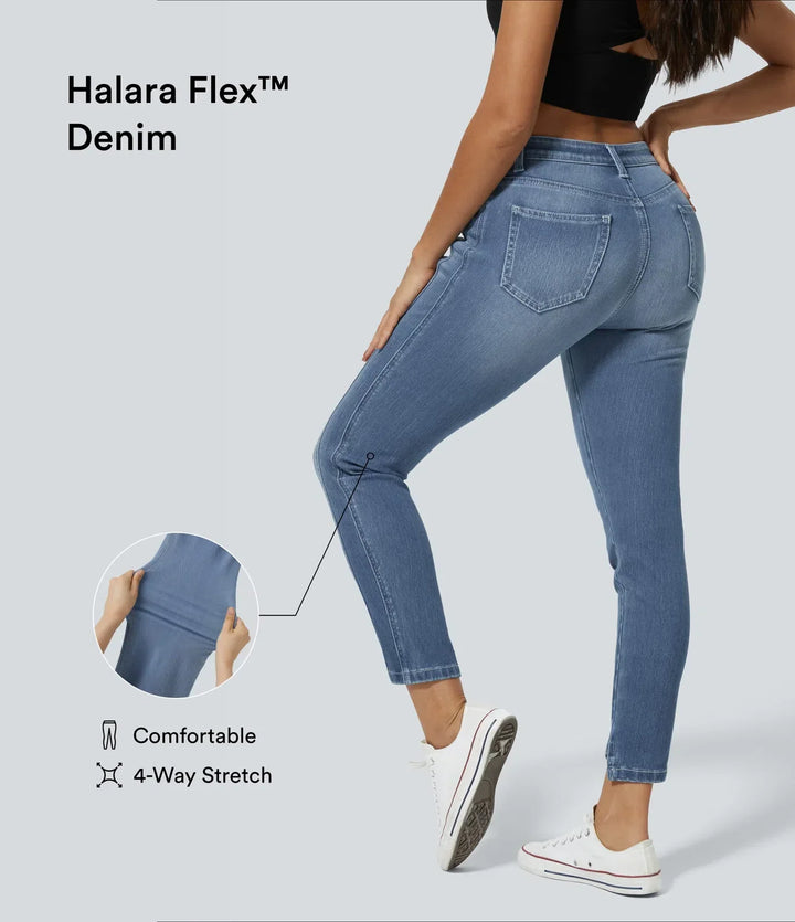 Närbild på den mjukt elastiska denimväven i damjeansen