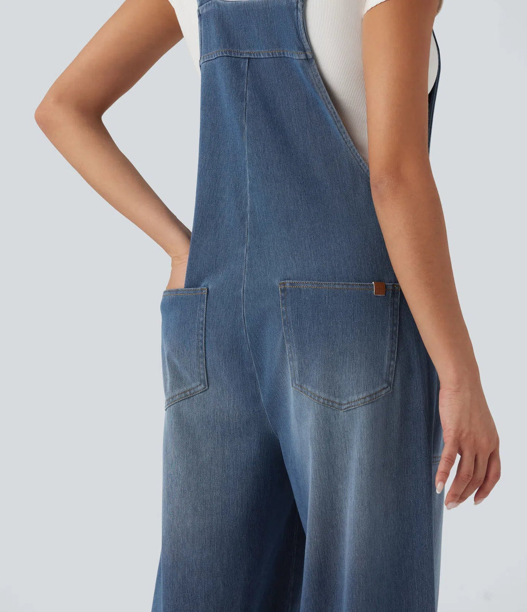 Blå vardagsoverall i denim med justerbara hängslen och bekväm passform