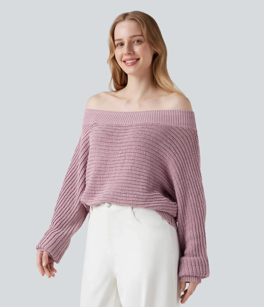 Närbild på modell i rosa vardaglig tröja med bara axlar