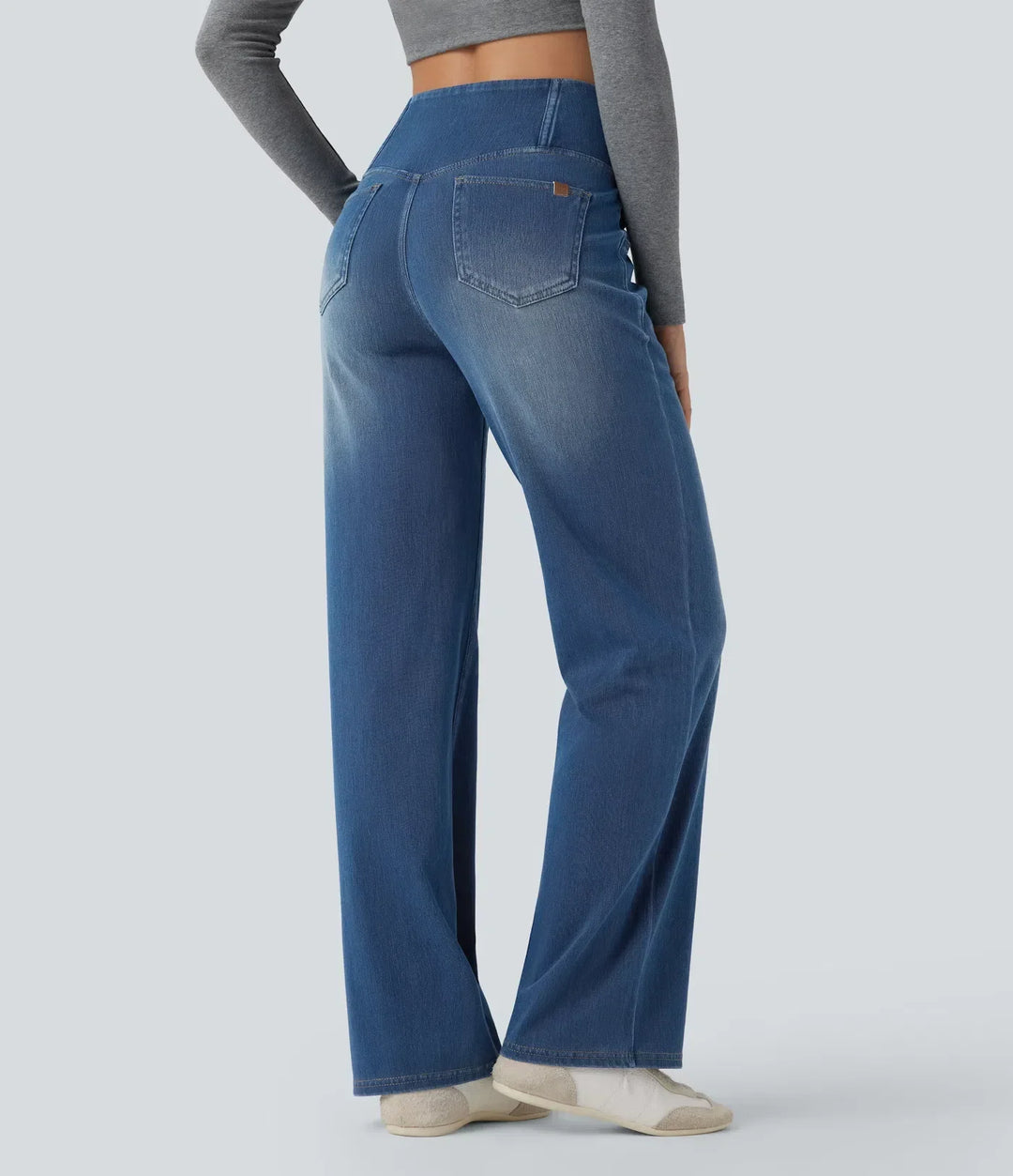 Damjeans med hög midja visade bakifrån