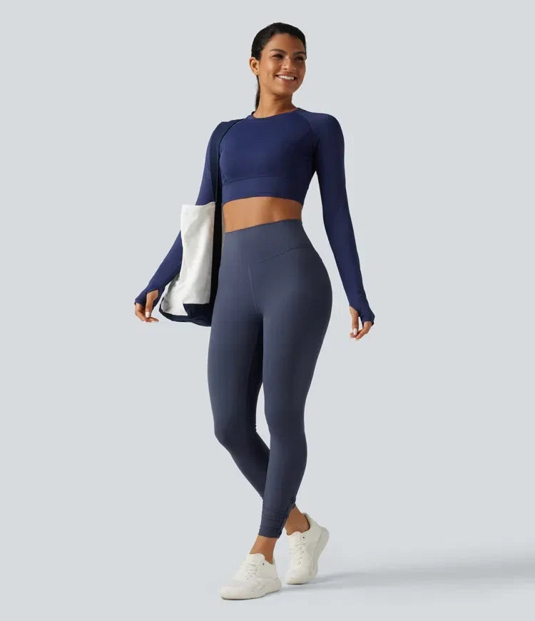 Ryggparti och höftdetalj på rynkade yogaleggings som ger en formande effekt