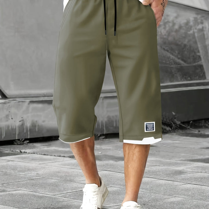 Helhetsbild på svart outfit med sommarbyxor för herr