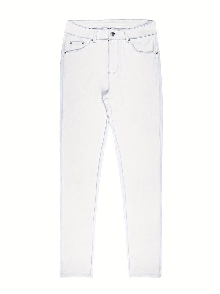 Röda högmidjade skinny jeans som sticker ut framifrån