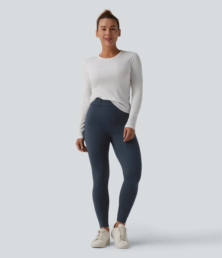 Helhetsbild av svarta dam leggings med fickor och hög midja