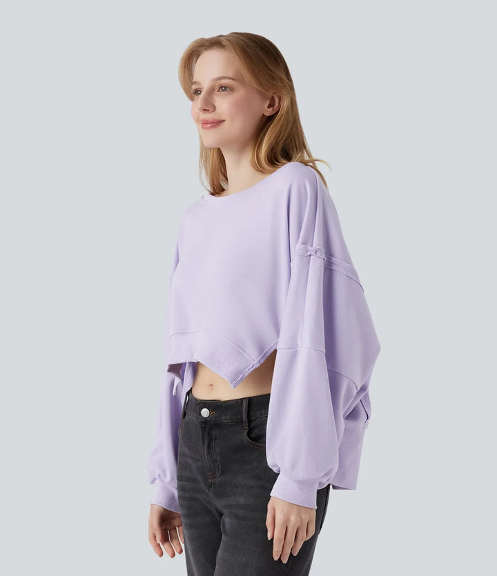 Profilbild på modell i lila sweatshirt med hög-låg-design