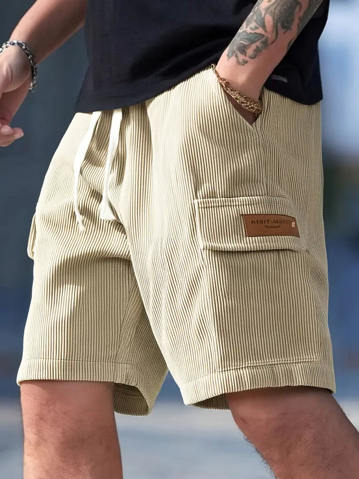 Man som bär beiga cargoshorts med dragsko och sidoficka