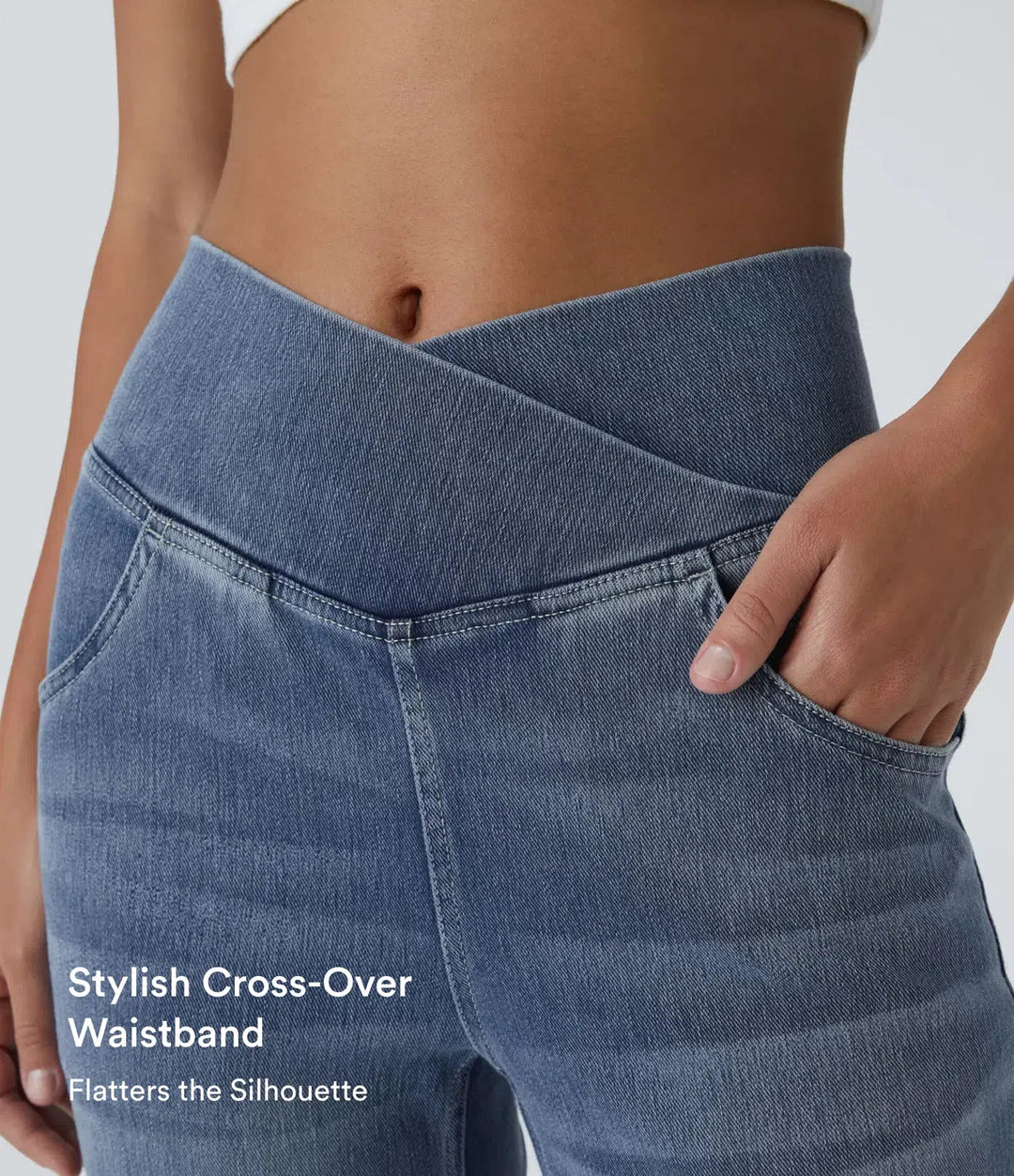 Modell i utsvängda modejeans med hög midja och stretch