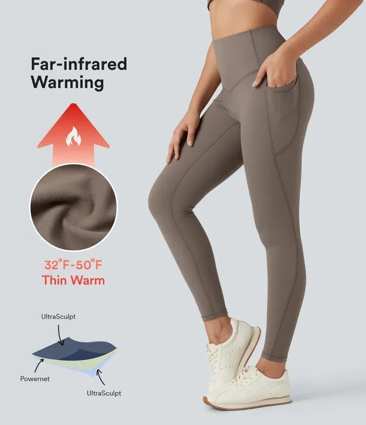 Kvinna i bruna högmidjade fleece yogaleggings med fickor som visar värmefunktion