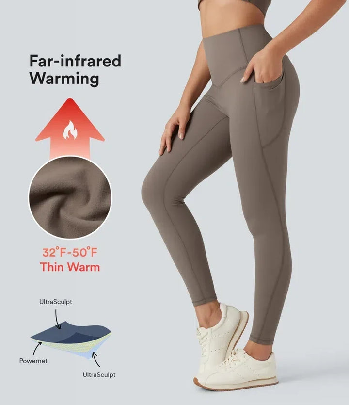 Kvinna i bruna högmidjade fleece yogaleggings med fickor som visar värmefunktion