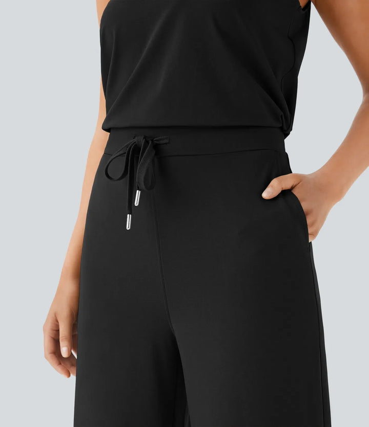 Detaljbild på nyckelhålsöppning med knapp i nacken på damjumpsuit