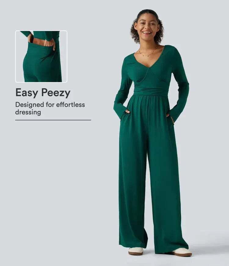 Kvinna i grön långärmad jumpsuit med vida ben och fickor som visar Easy Peezy-designen