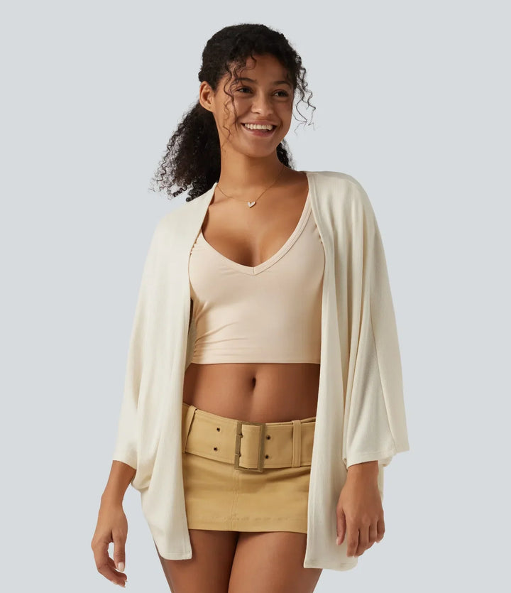 Närbild på kvinna i trendig cardigan med 3/4-ärm och öppen design