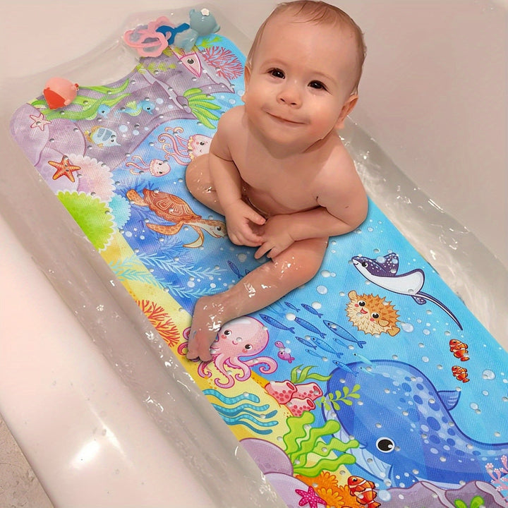 Glad baby som sitter på en färgglad halkfri badmatta i ett badkar