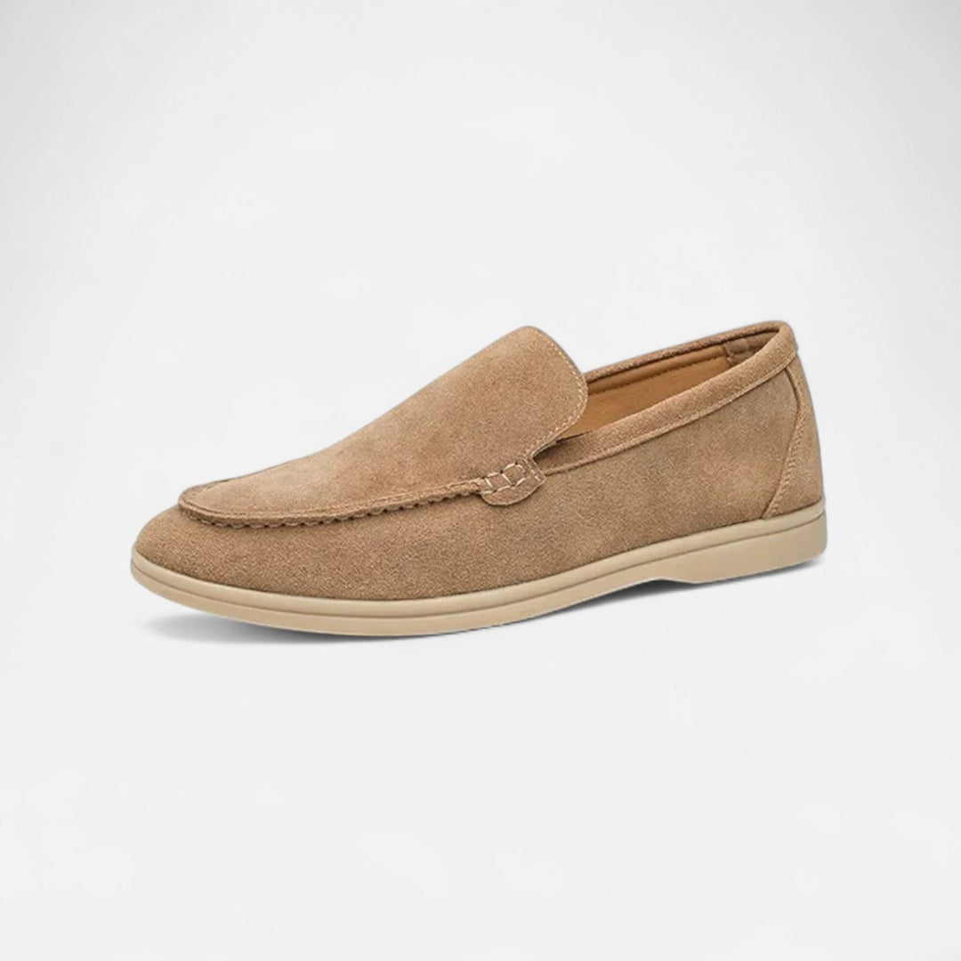 Ljusbrun slip-on loafer för herrar mot en ljus bakgrund