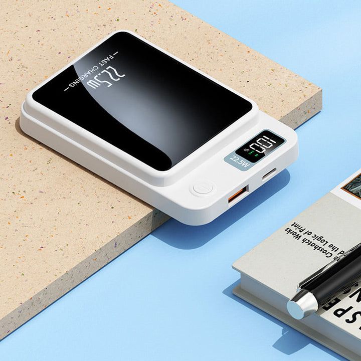 Powerbank med funktion för snabbladdning som ansluts till mobiltelefon med kabel.
