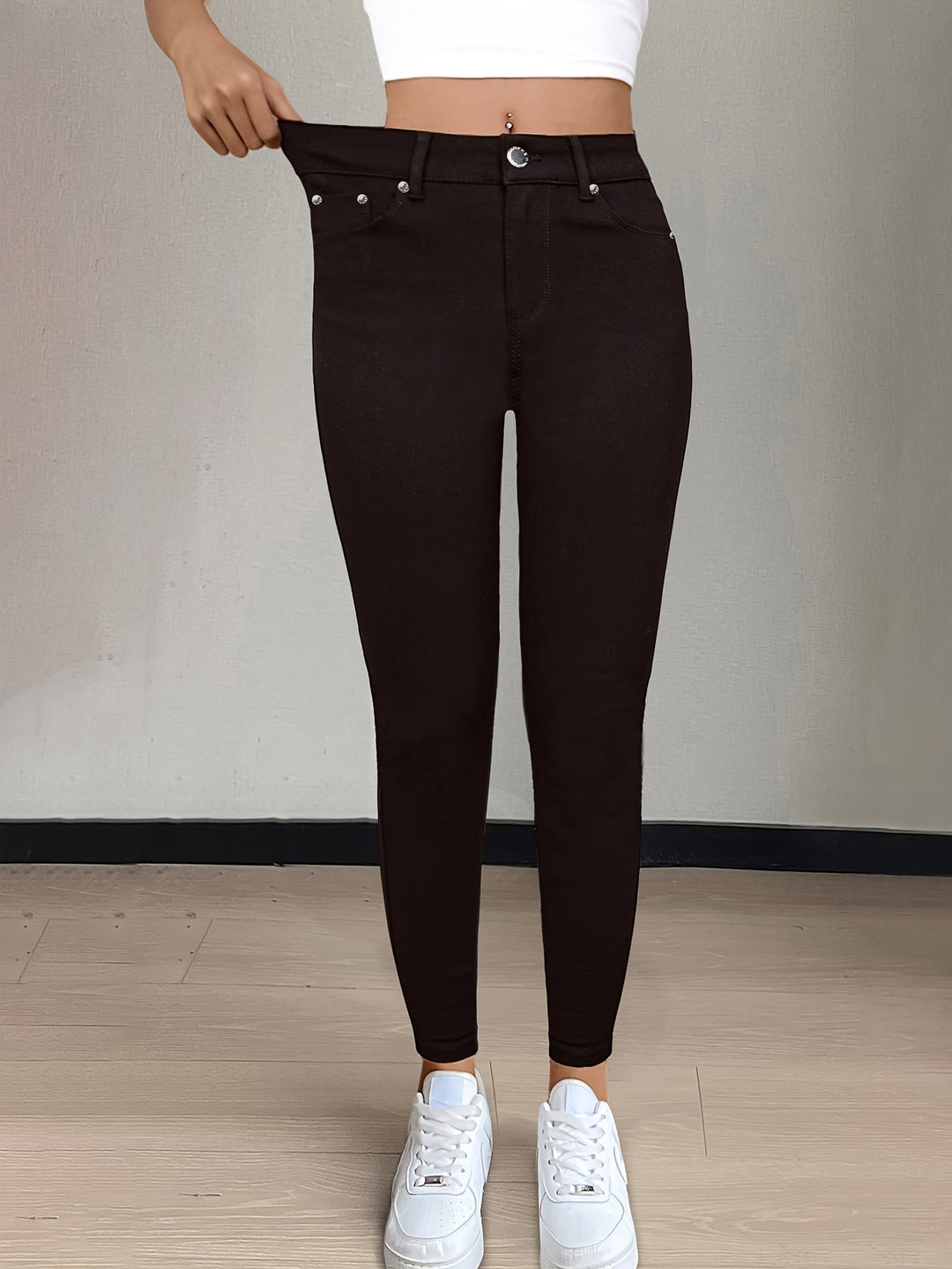 Beige högmidjade damjeans i stretchigt tyg framifrån