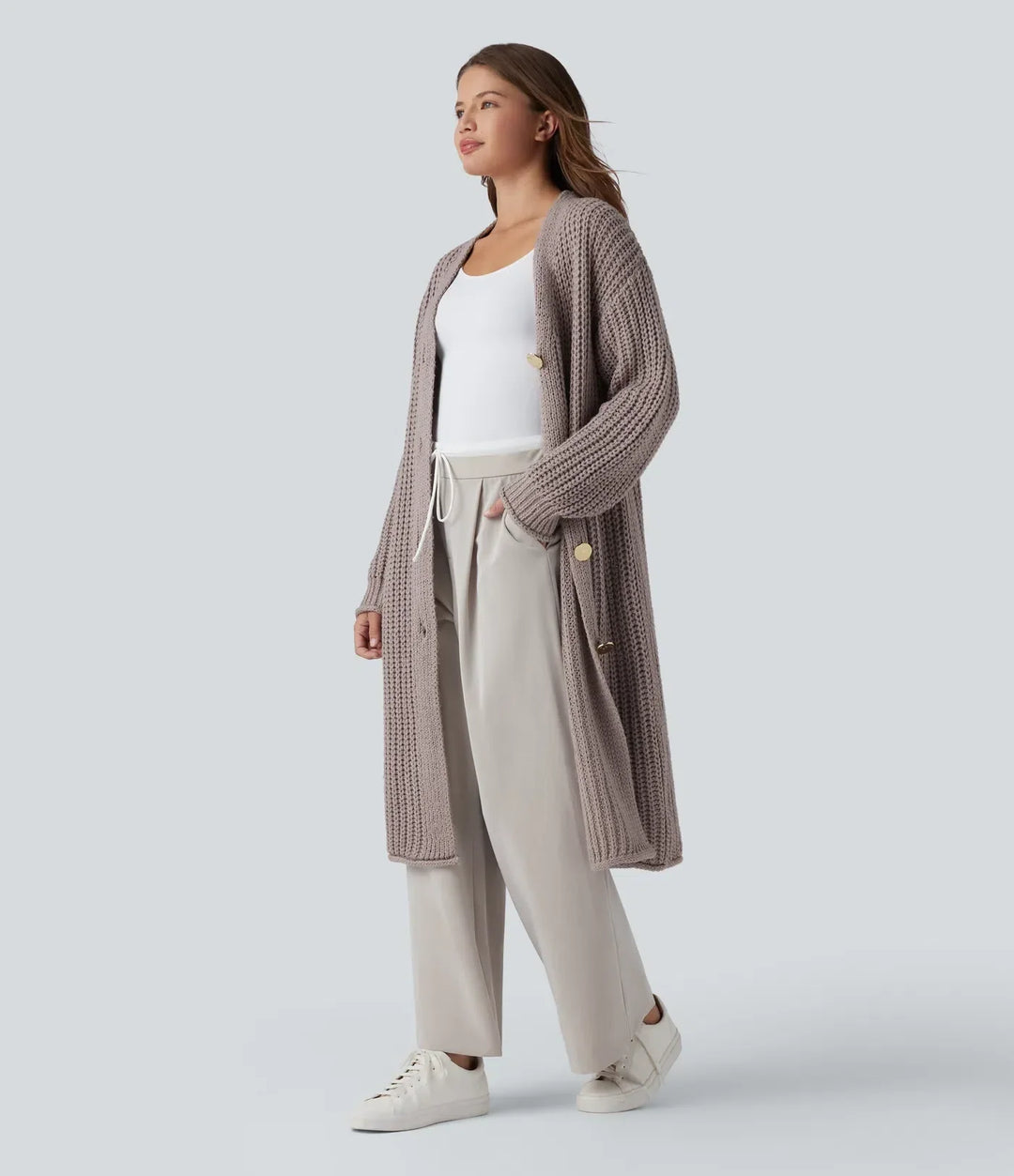 Lång stickad cardigan för dam som visar den eleganta passformen bakifrån