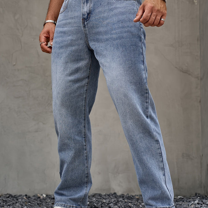 Mörkblå klassiska herrjeans med rak passform framifrån