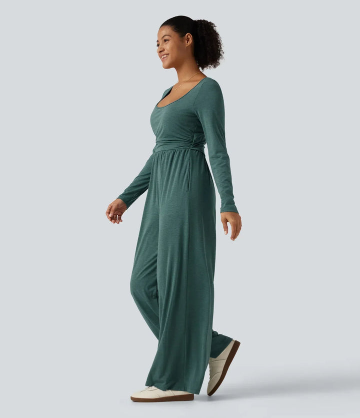 Modell som går i grön vardaglig jumpsuit från sidan