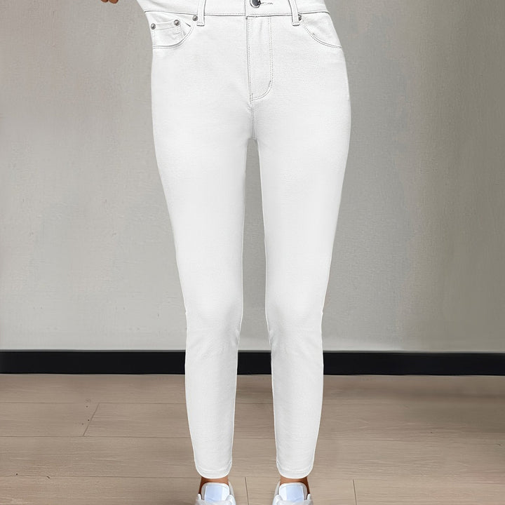 Stilrena gröna damjeans i figurnära modell bakifrån