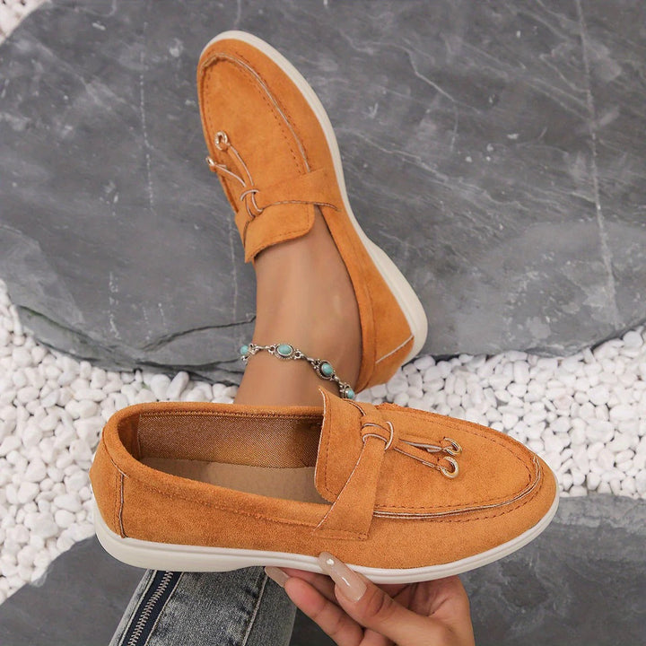 Gul damloafer i stilren och bekväm vardagsdesign