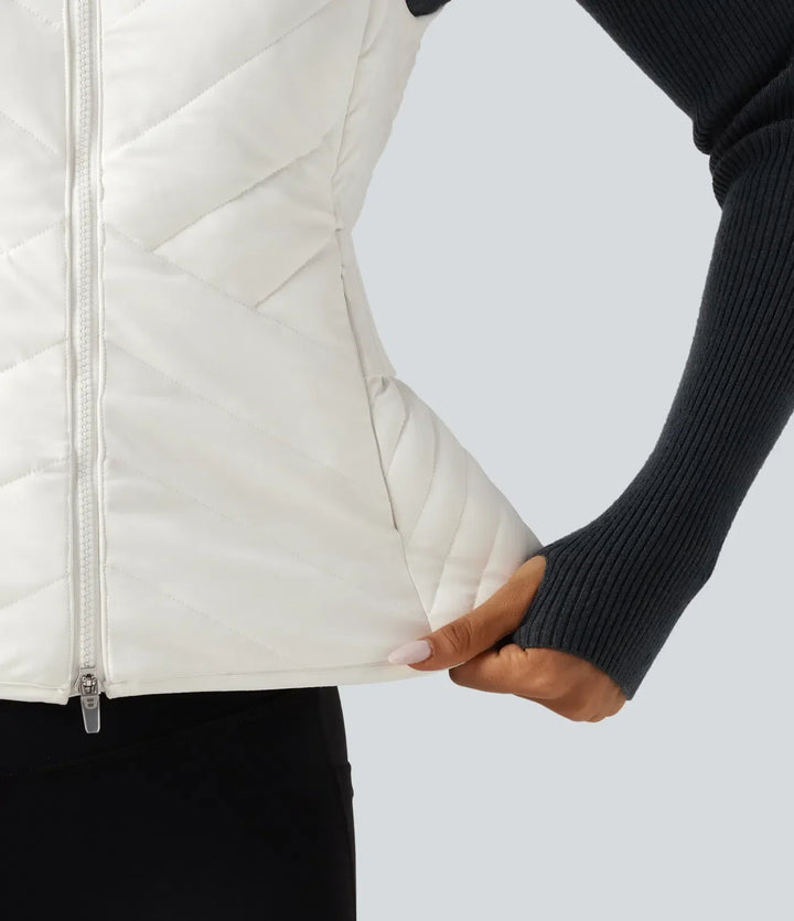 Modell i quiltad väst som visar rörelsefrihet och modern stil