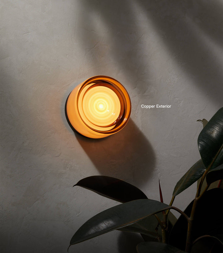 Modern fasadbelysning med räfflat glas och väderbeständig design