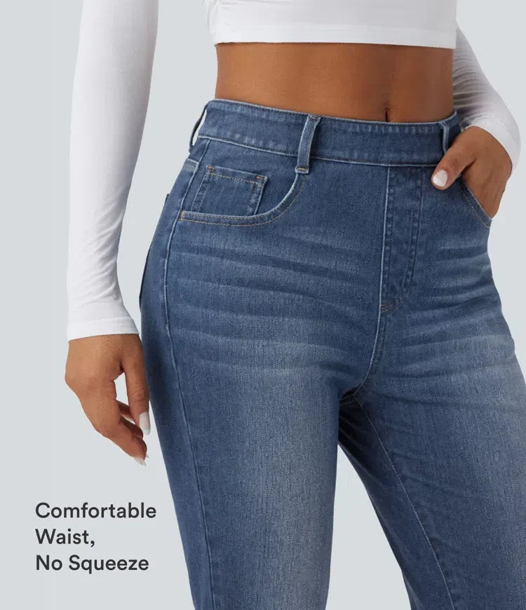 Baksida av bekväma damjeans med hög midja och klassiska fickor