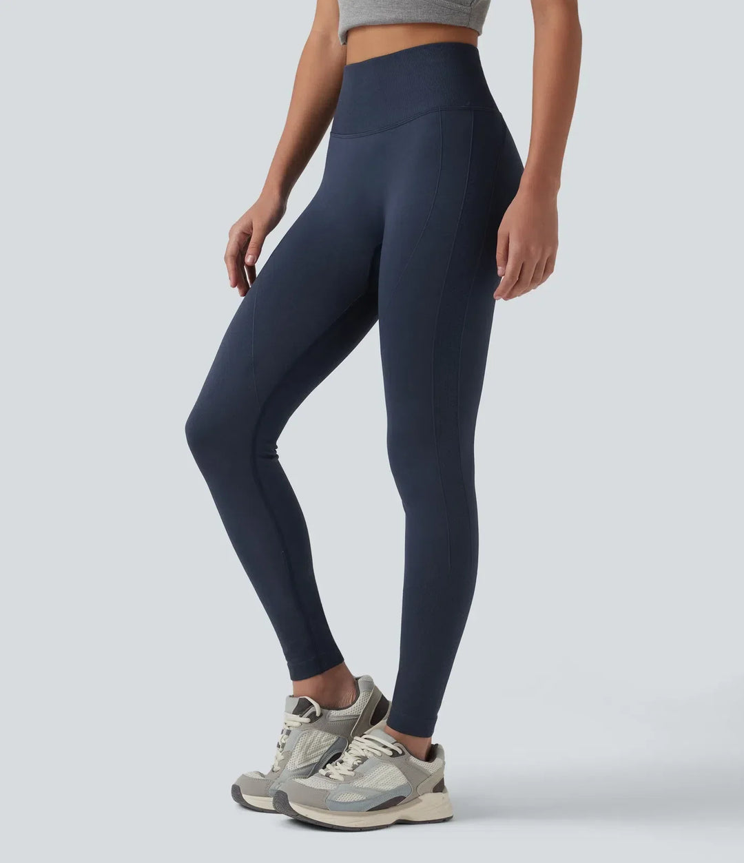 Blå träningstights med rumplyft och fukttransporterande activewear-tyg
