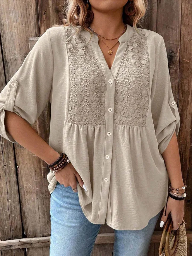 Kvinna som bär en elegant khaki blus med V-hals och spetsdetaljer