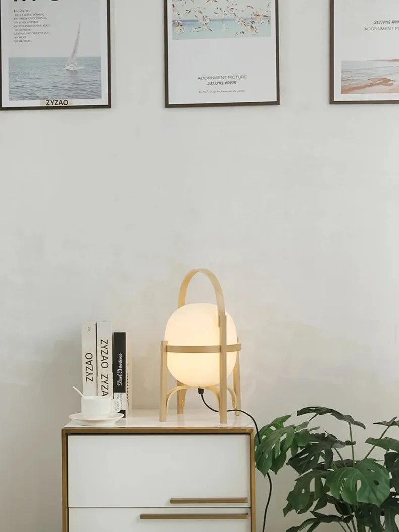 Träbordslampa placerad på en byrå i ett ljust vardagsrum