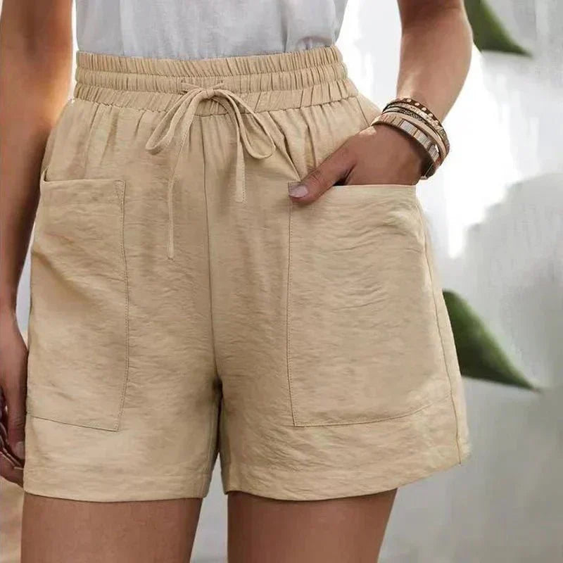 Närbild på beiga damshorts med dragsko, idealiska damkläder för varma dagar.