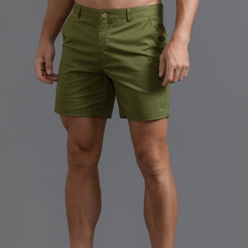 Detaljbild på herrshorts med knäppning och praktiska fickor i modernt snitt