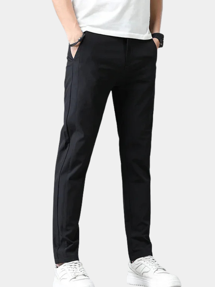 Man i svarta ultralätta slim fit-byxor för sommar och sport