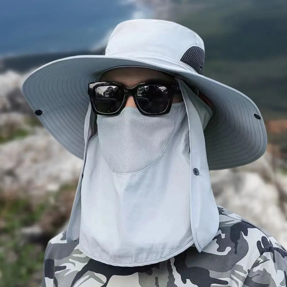 Person i ljusgrå solskyddshatt i naturmiljö