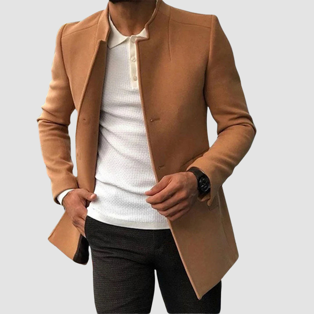 Man i khaki lång herrrock med elegant passform