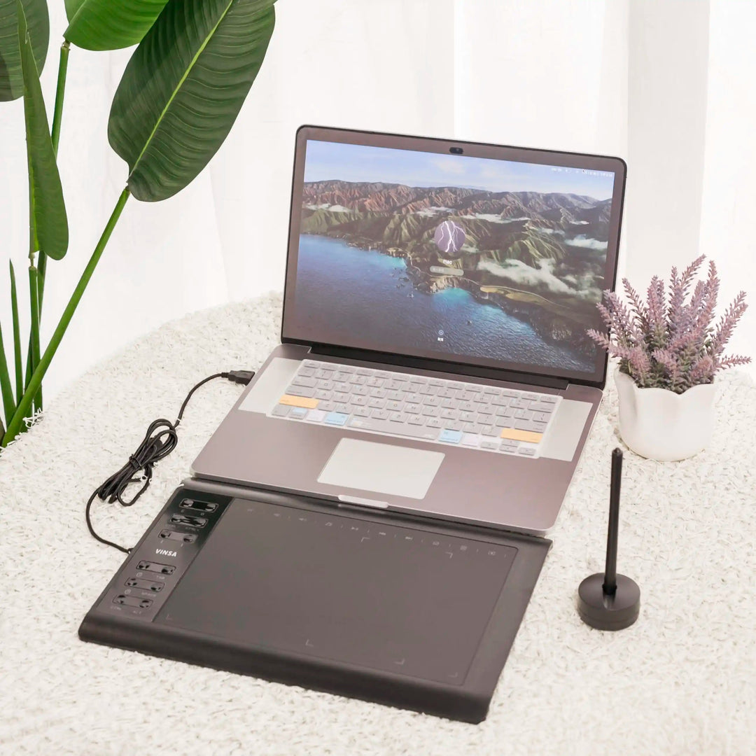 Slimmad ritbord med digital ritpenna placerad bredvid för grafisk design