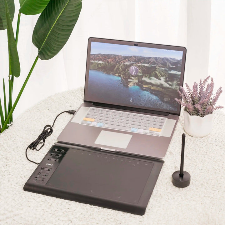 Slimmad ritbord med digital ritpenna placerad bredvid för grafisk design