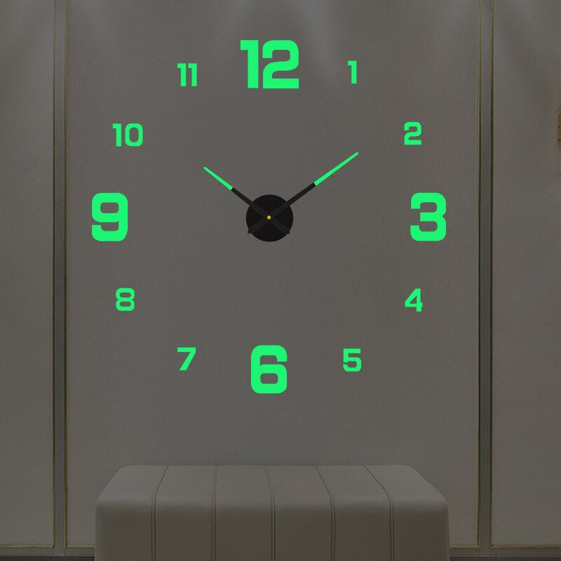 Närbild på minimalistisk DIY klocka monterad på vit vägg