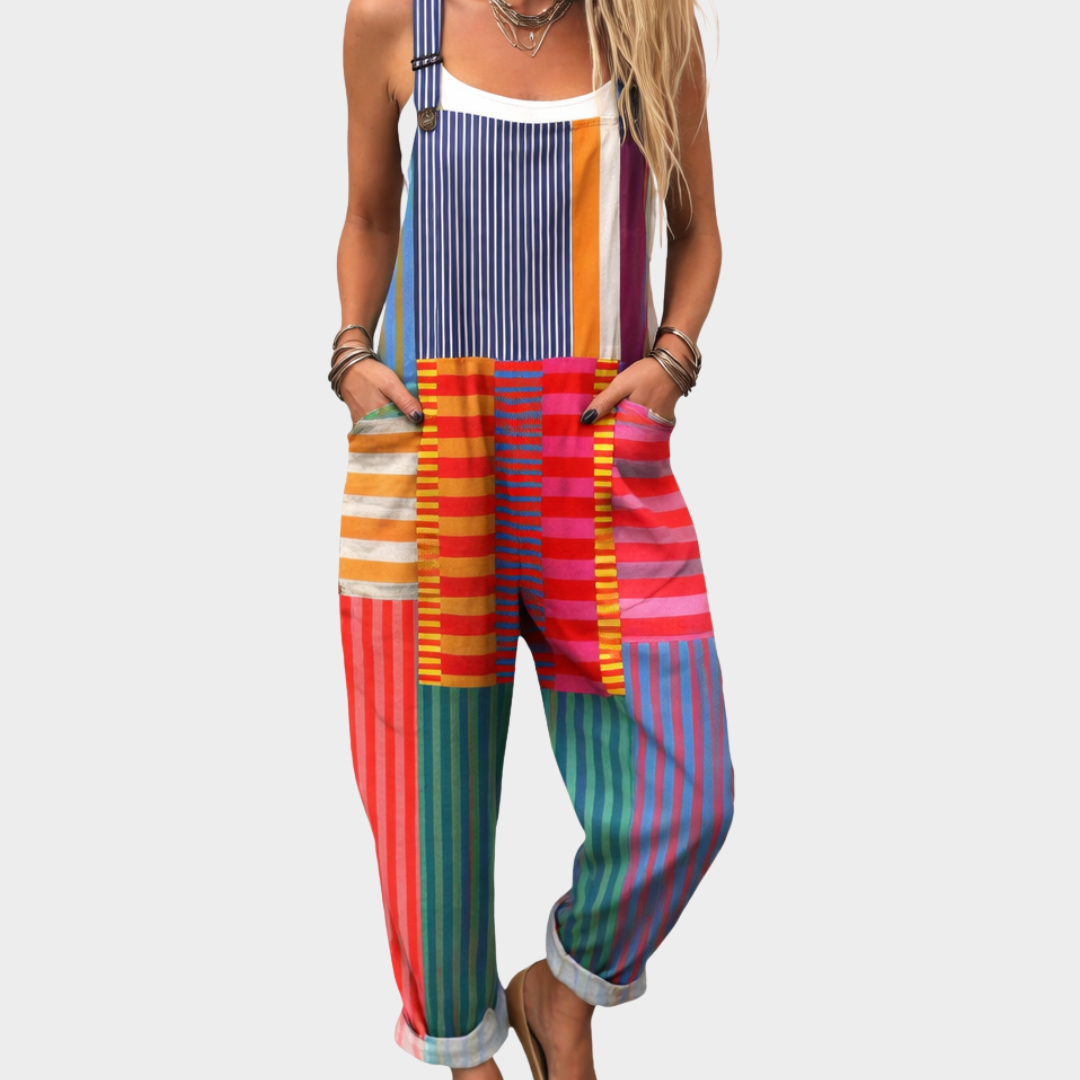 Kvinna som bär en mönstrad flerfärgad jumpsuit med hängslen och fickor