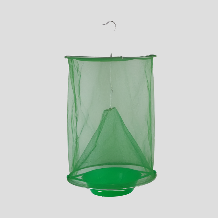 Närbild på insektsfälla som visar den smarta designen för naturlig flugkontroll utomhus.