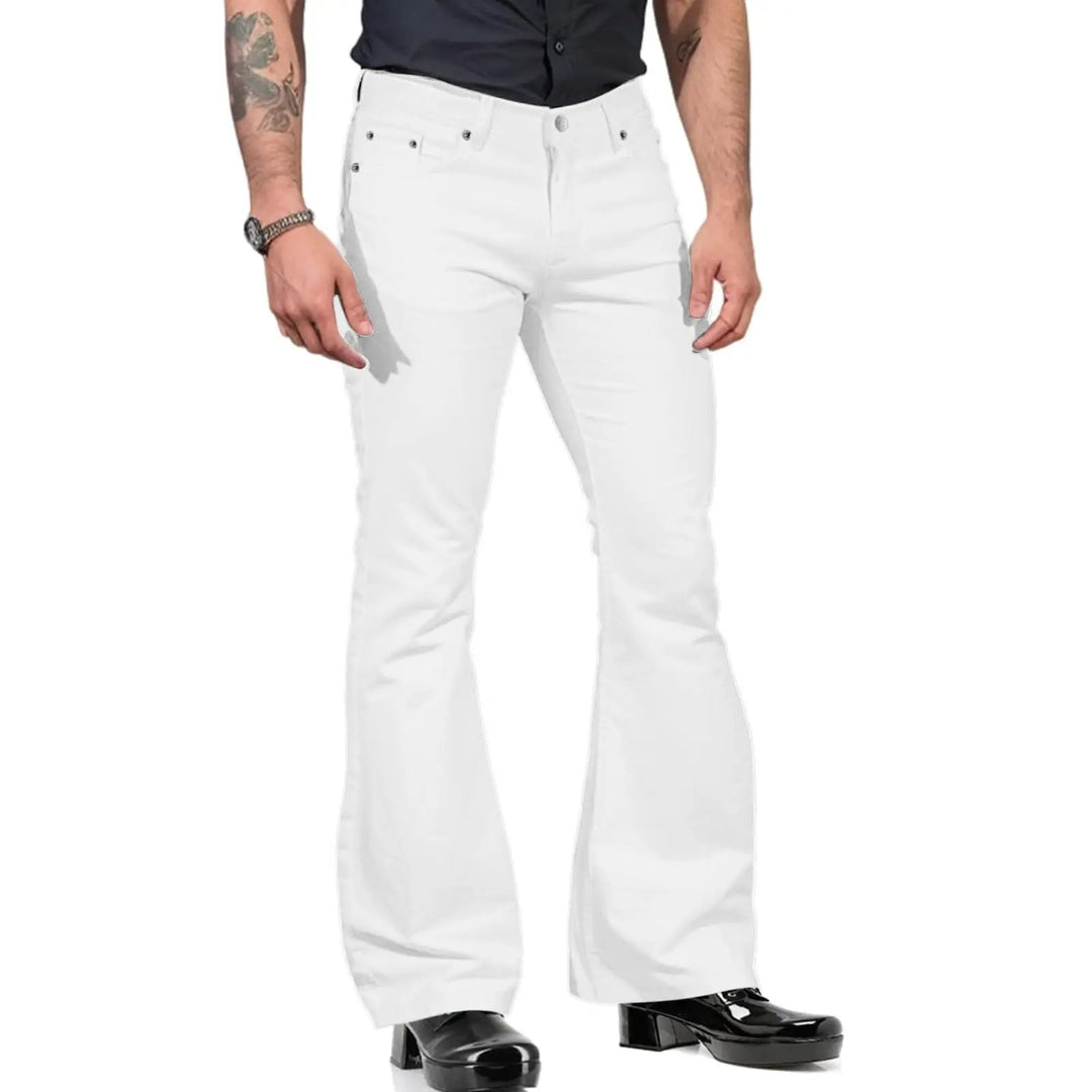Modell i profil bärande eleganta flare byxor, retrobyxor med modern herrskräddad stil.