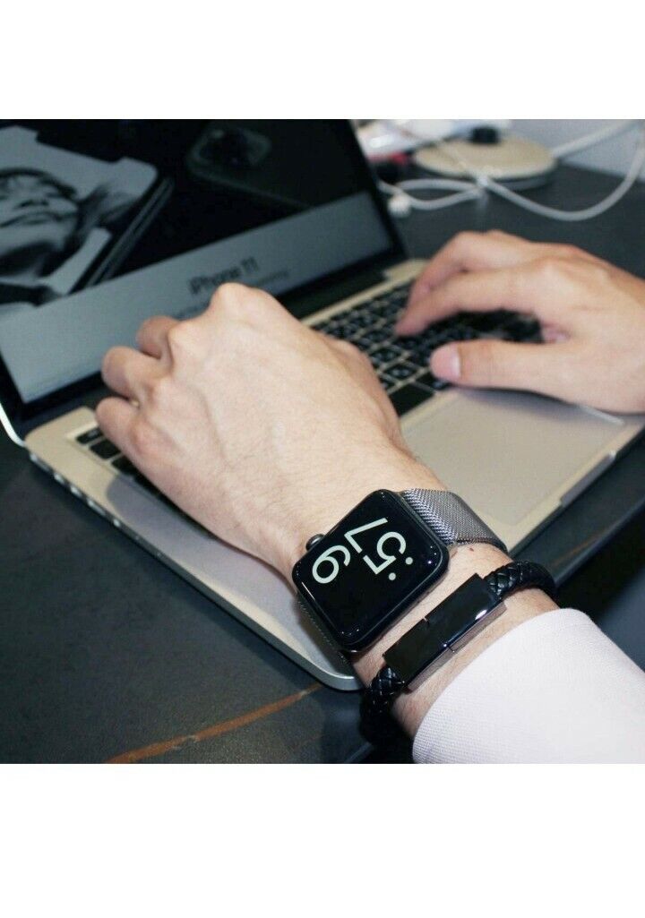 Moderna techwear-accessoarer och laddarmband för mobiltelefoner