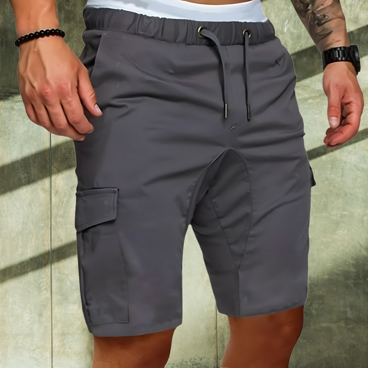 Man i grå cargoshorts som visar den bekväma passformen