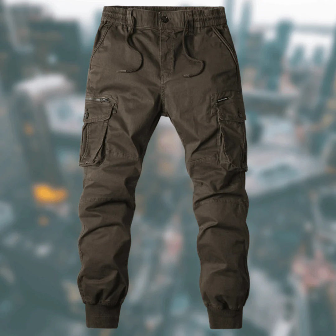 Snygga streetwear-cargobyxor i herrmodell som visar byxbenets moderna avsmalnande skärning.
