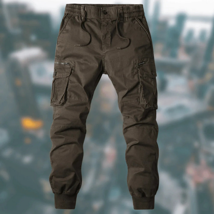 Snygga streetwear-cargobyxor i herrmodell som visar byxbenets moderna avsmalnande skärning.