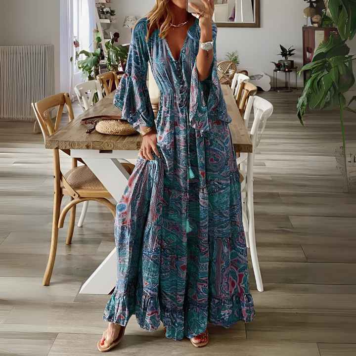 Bohemisk maxiklänning med paisley i lila och grönt, sedd bakifrån