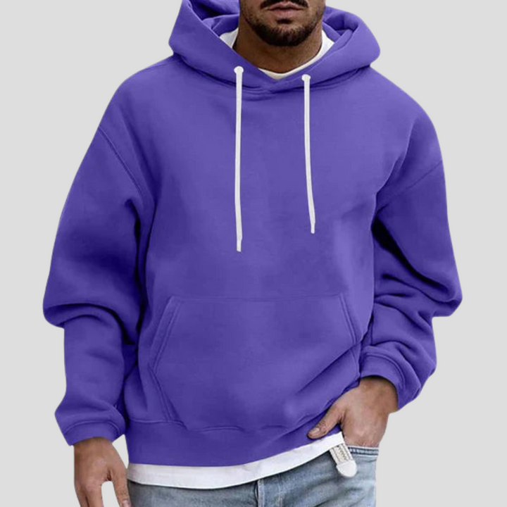 Närbild på mjukt material och dragsko i huvan på mörkgrå hoodie