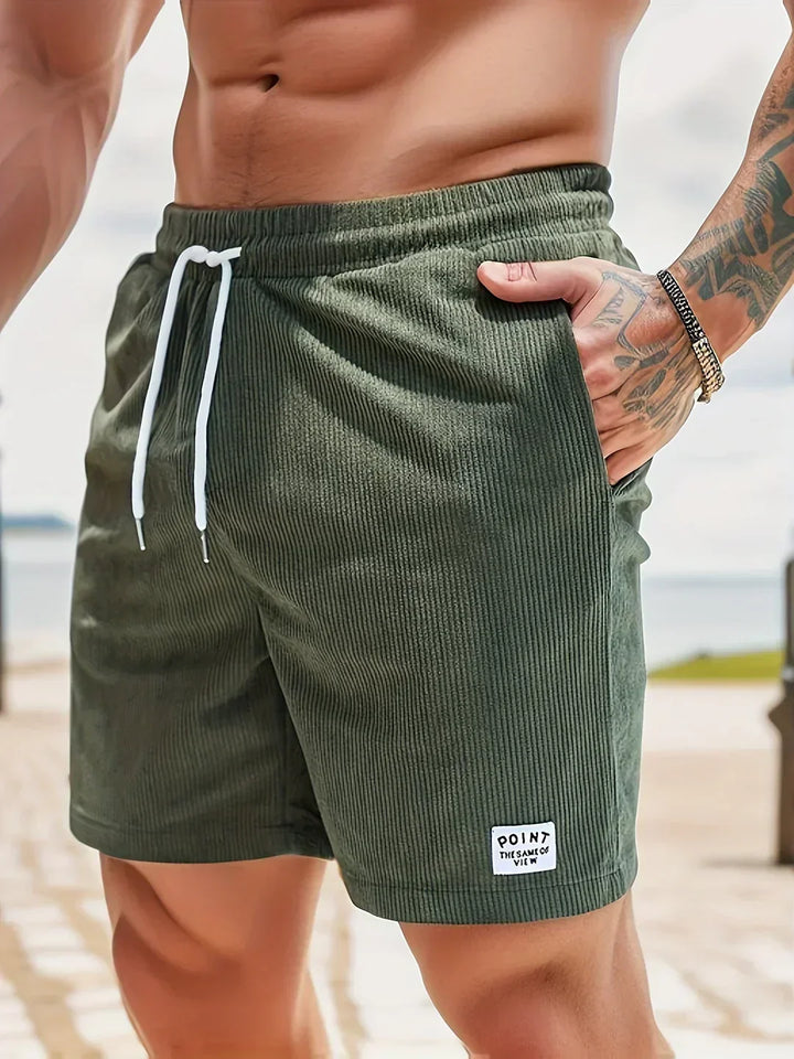 Man bär militärgröna Eli herrshorts med dragsko och fickor