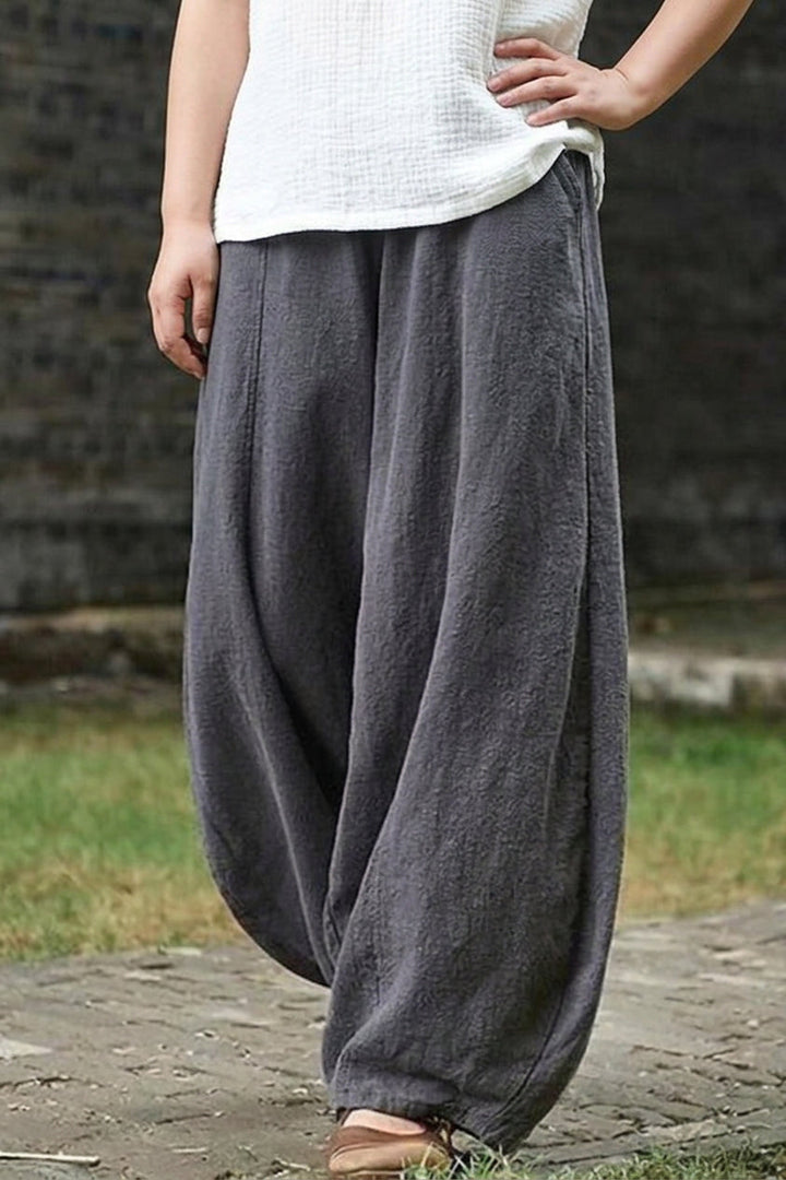 Närbild på plus size lanternbyxor med ficka